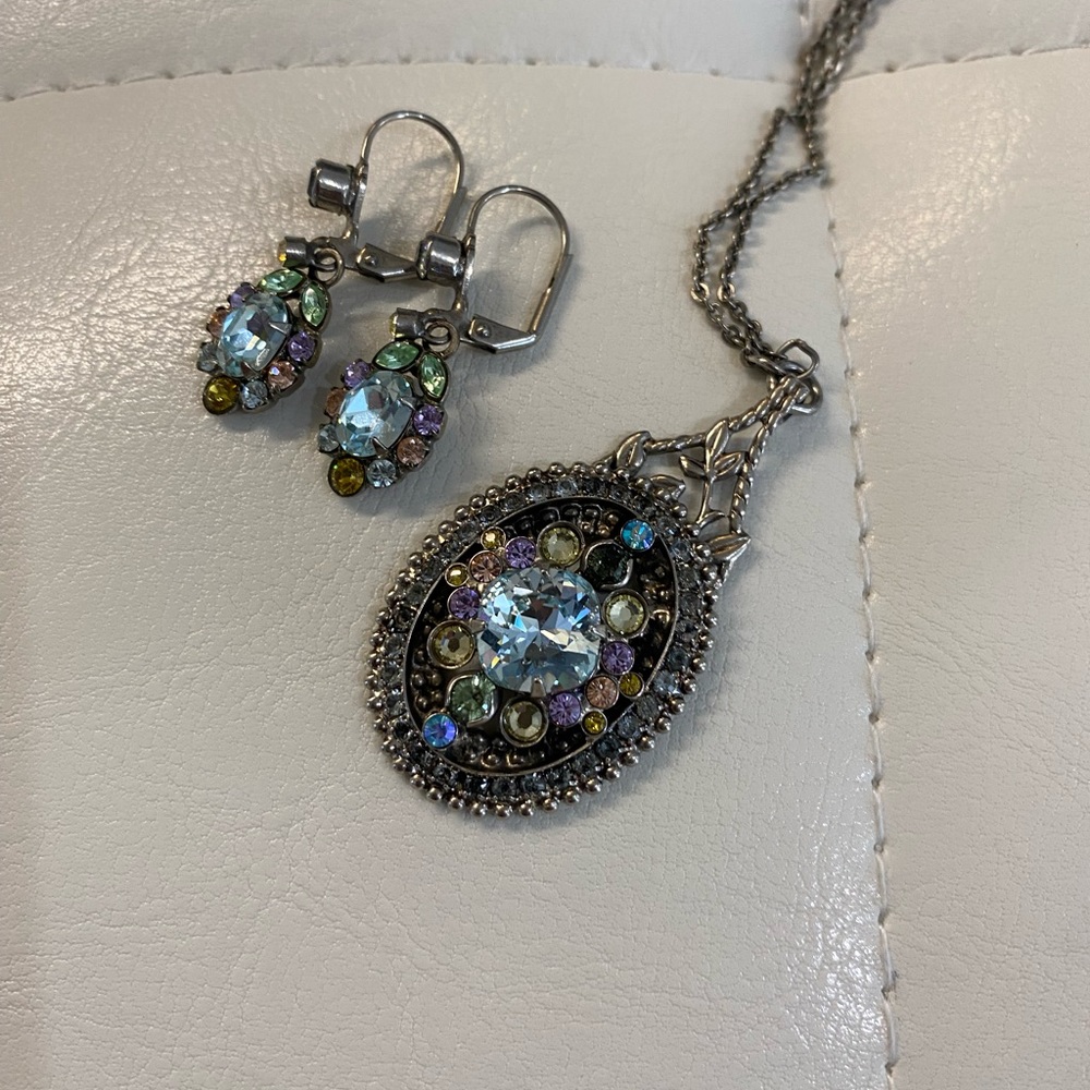 Sorelli set necklace earrings